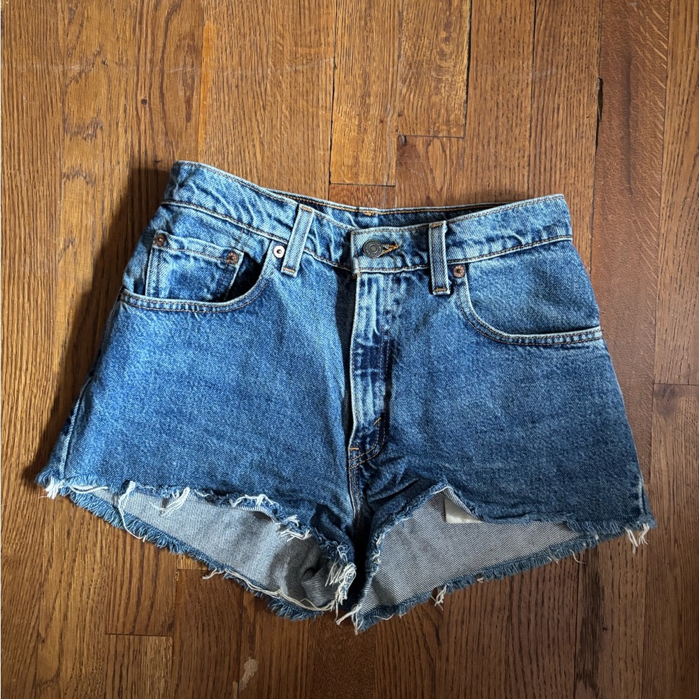 Levi’s high rise Jean shorts. Size 27. Fits US S.